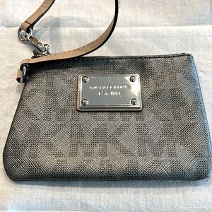 MICHAEL KORS small signature leather wristlet in gunmetal gray